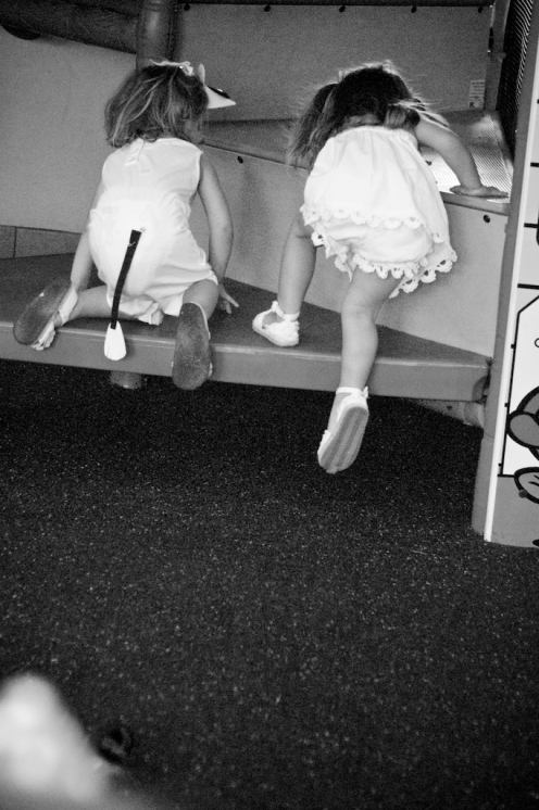 http://inasnap.files.wordpress.com/2009/07/two-little-girls-chick-fil-a-6.jpg?w=497&amp;h=746